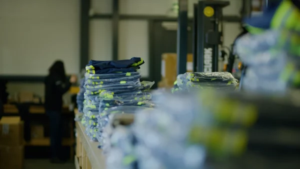 Gevouwen Wagenborg-werkkleding in het magazijn