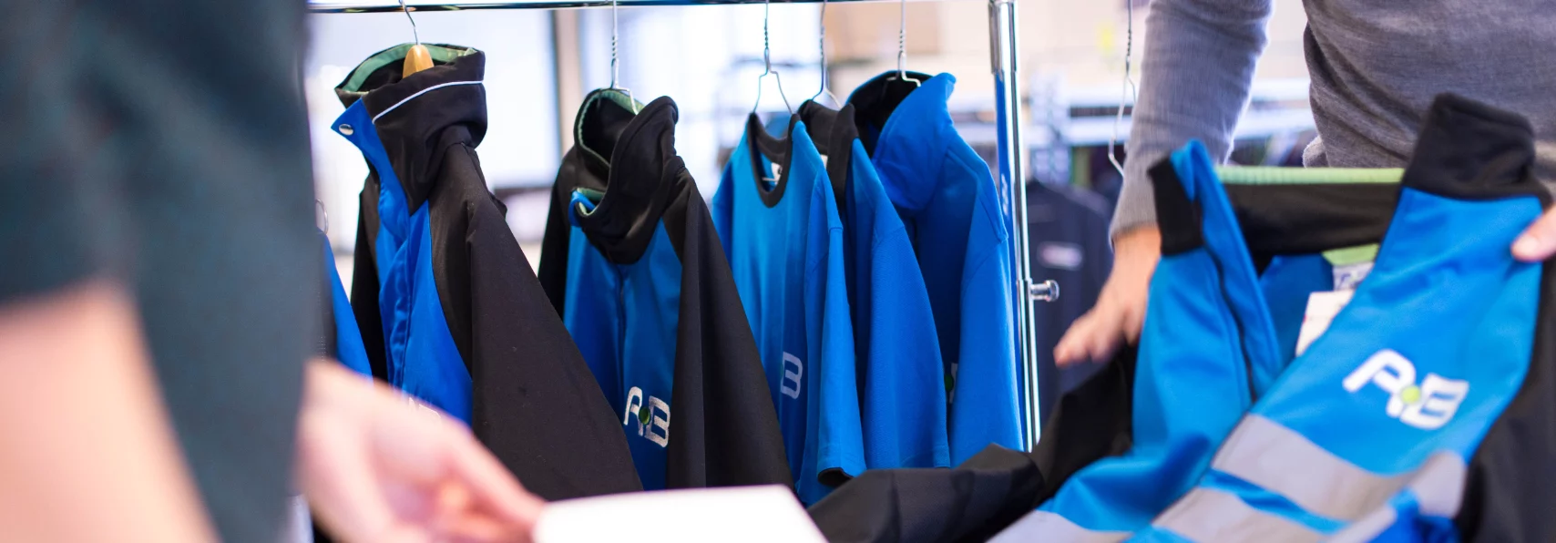 Rek met blauwe jassen in de showroom