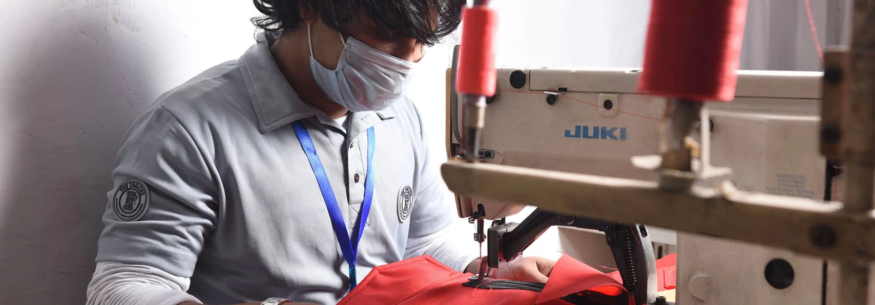 Medewerker aan de naaimachine in onze fabriek The Tailors in Delhi