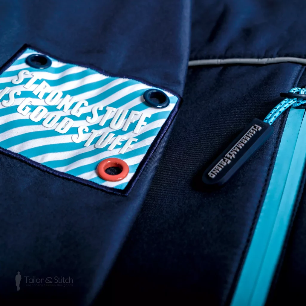 Detail van een jas met Fisherman's Friend-label