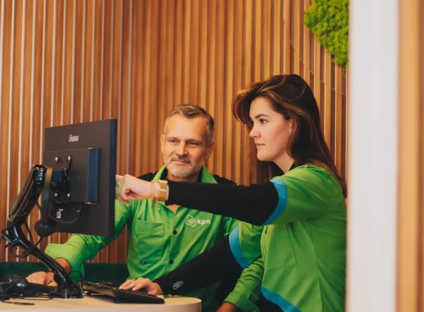 KPN-medewerkers in groene bedrijfskleding in de winkel