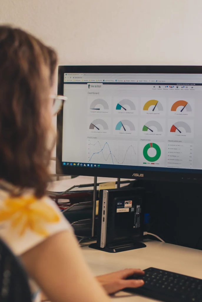 Medewerker van Tailor & Stitch werkt in het ERP-systeem op kantoor