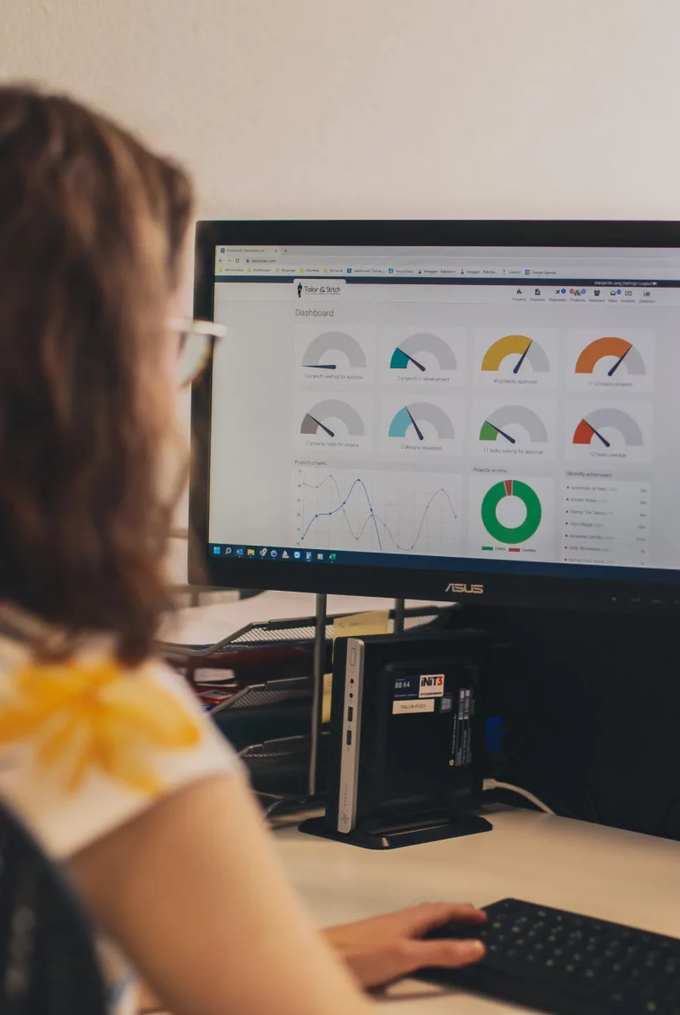 Medewerker van Tailor & Stitch werkt in het ERP-systeem op kantoor