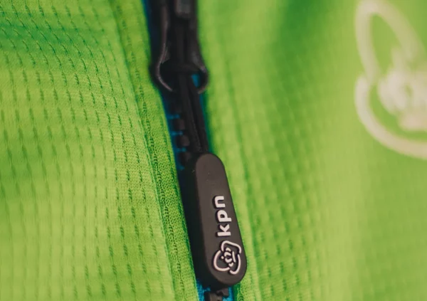 Detail van de rits met KPN-logo