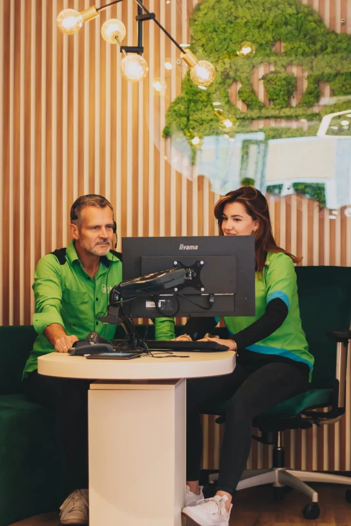 KPN-medewerkers aan de balie in de winkel