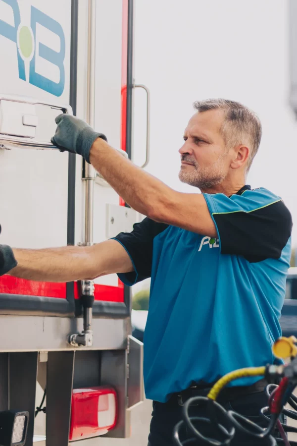 Medewerker van AB Texel in werkkleding aan de laadklep