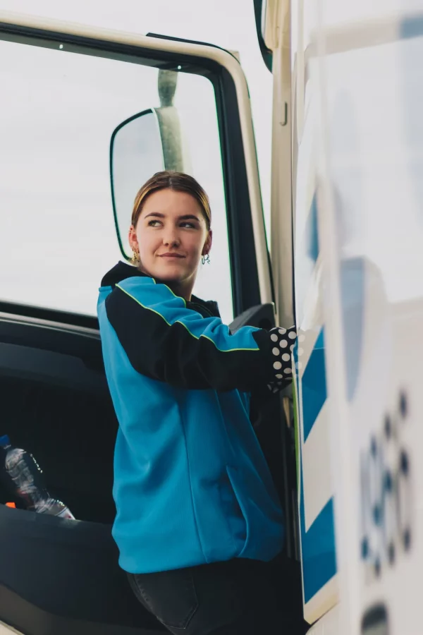 Medewerkster van AB Texel in bedrijfskleding in de cabine