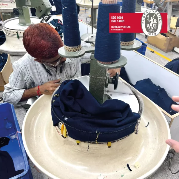 Medewerker aan de borduurmachine met ISO 9001- en ISO 14001-label