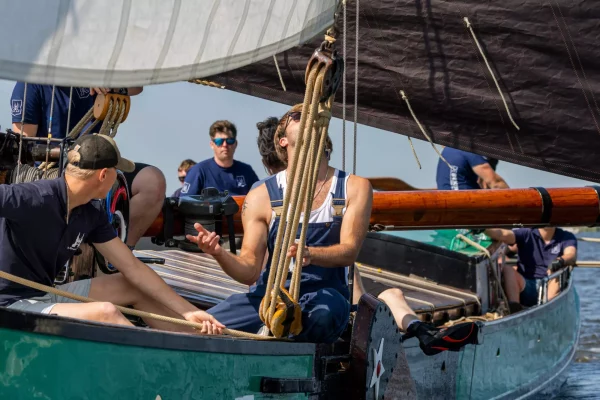 Bemanning van een skûtsje tijdens de Waterpoortrace in Sneek