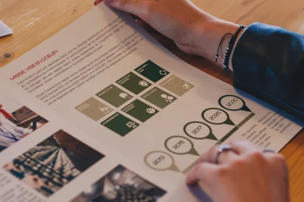 Collectieboek met stofstalen en kleurkaarten op tafel