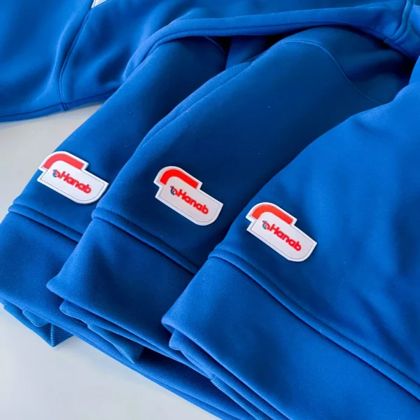Drie blauwe Hanab-jassen met siliconen badge
