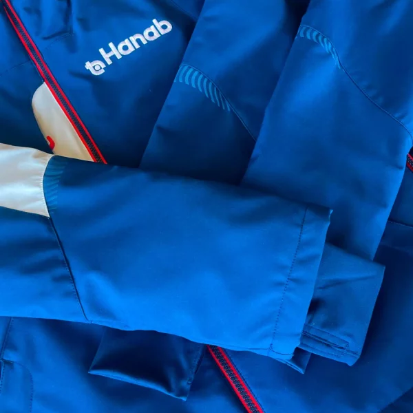 Detail van een blauwe Hanab-jas met rood-witte accenten