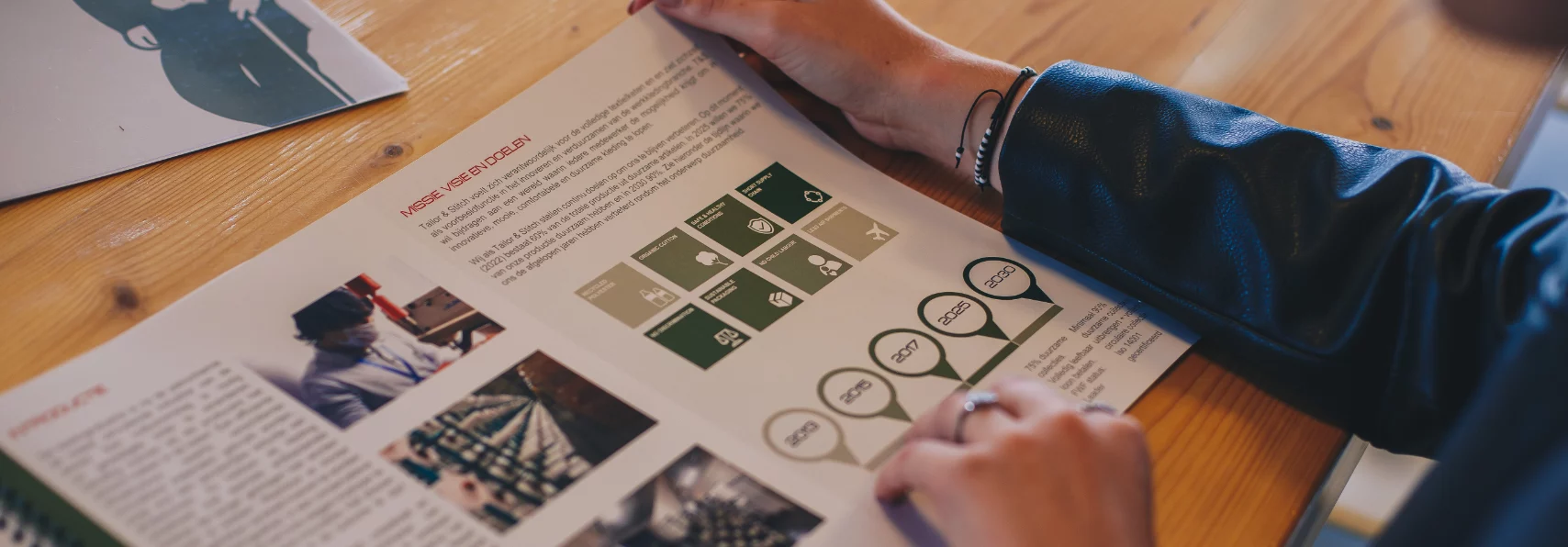 Collectieboek met stofstalen en kleurkaarten op tafel