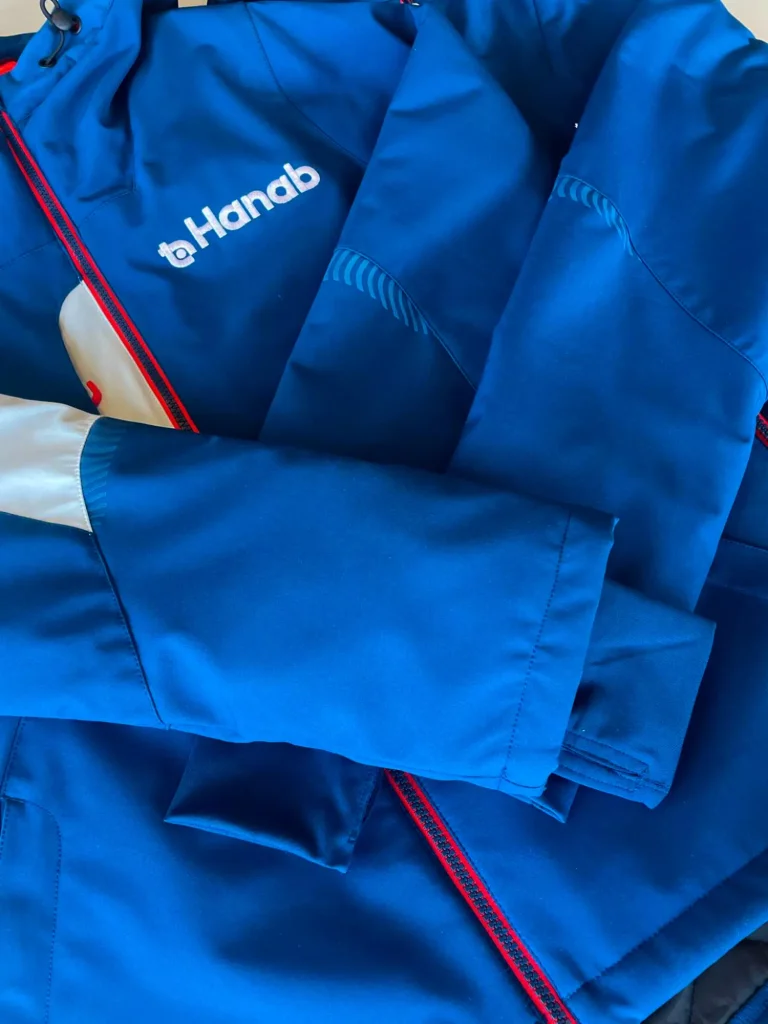 Detail van een blauwe Hanab-jas met rood-witte accenten