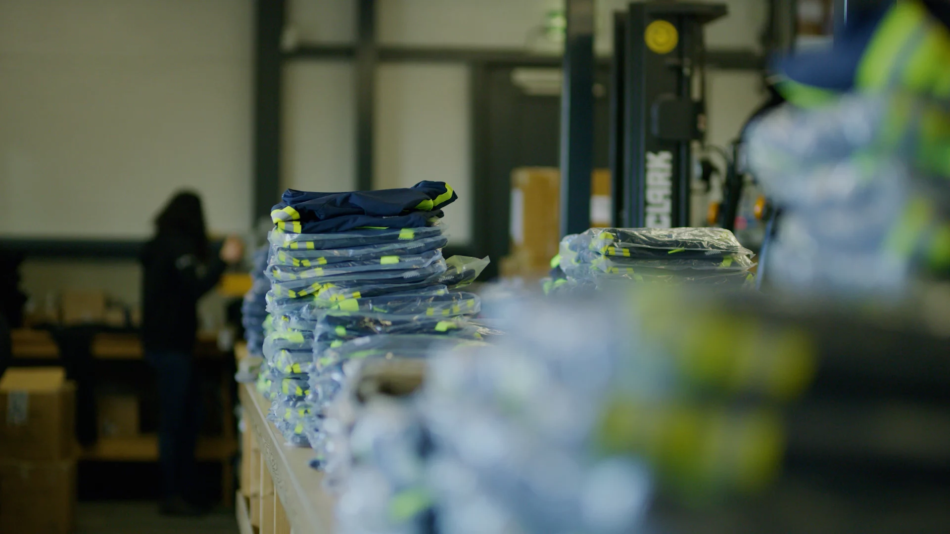 Gevouwen Wagenborg-werkkleding in het magazijn
