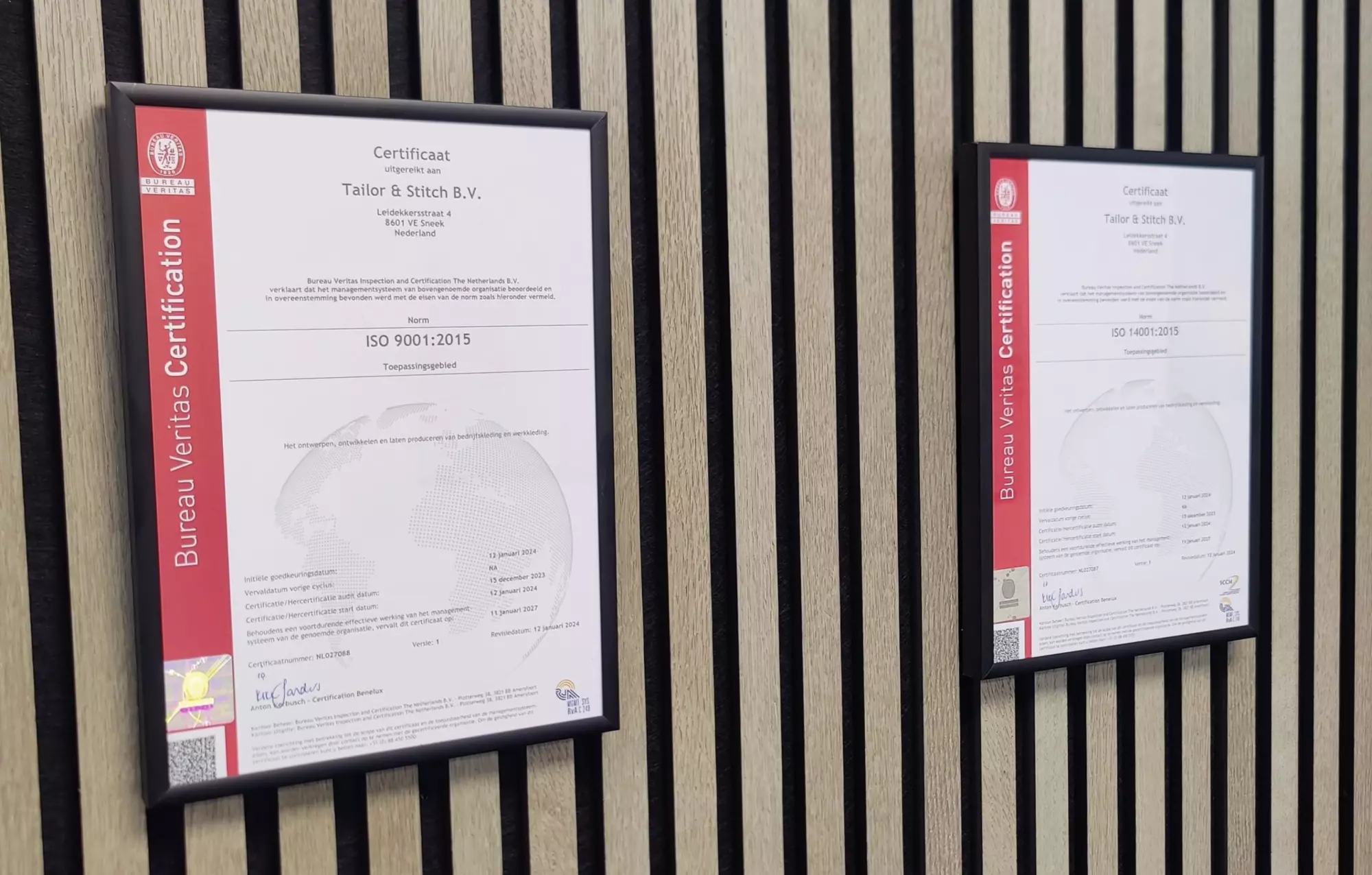 ISO 9001- en ISO 14001-certificaten aan de wand bij Tailor & Stitch