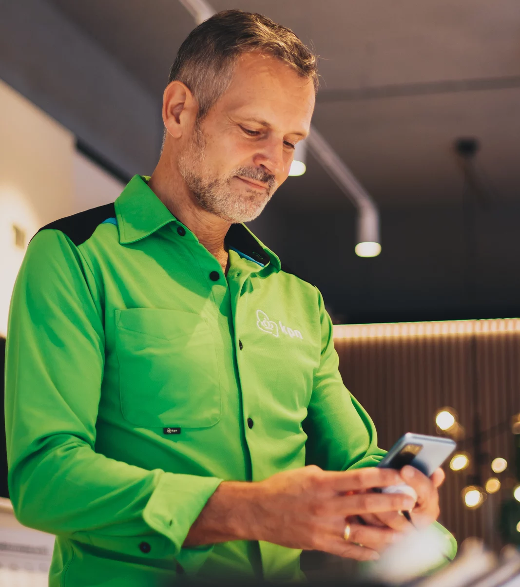 KPN-medewerker in groene KPN-werkkleding