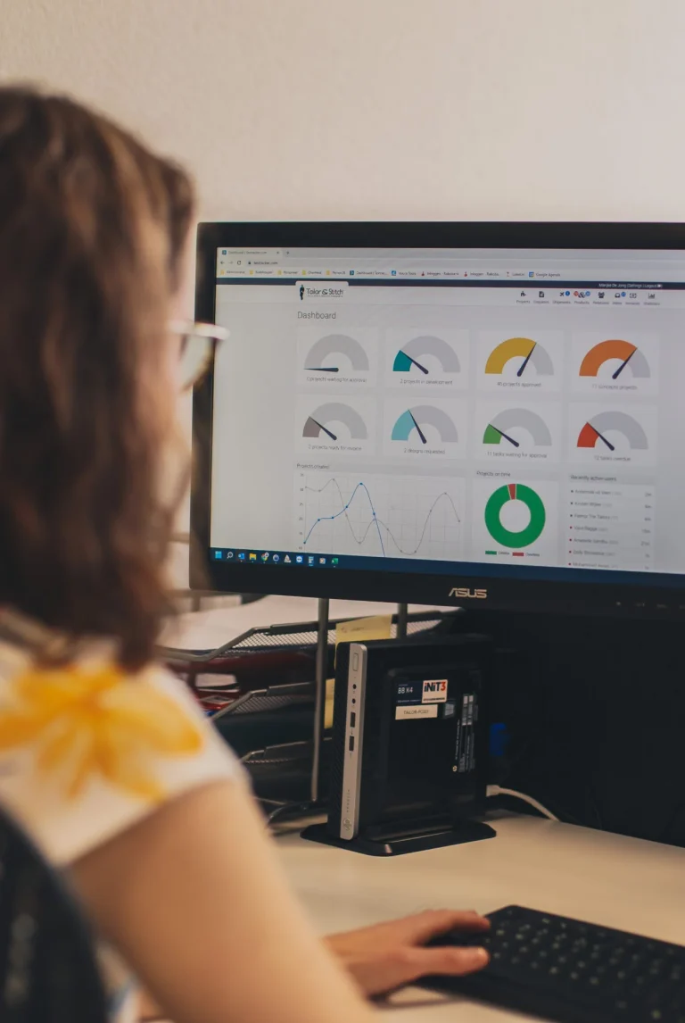 Medewerker van Tailor & Stitch werkt in het ERP-systeem op kantoor