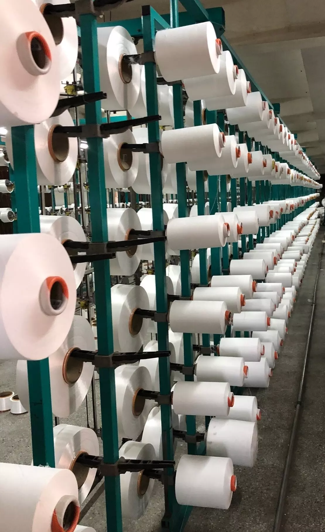 Rijen garenklossen in onze eigen fabriek in Delhi