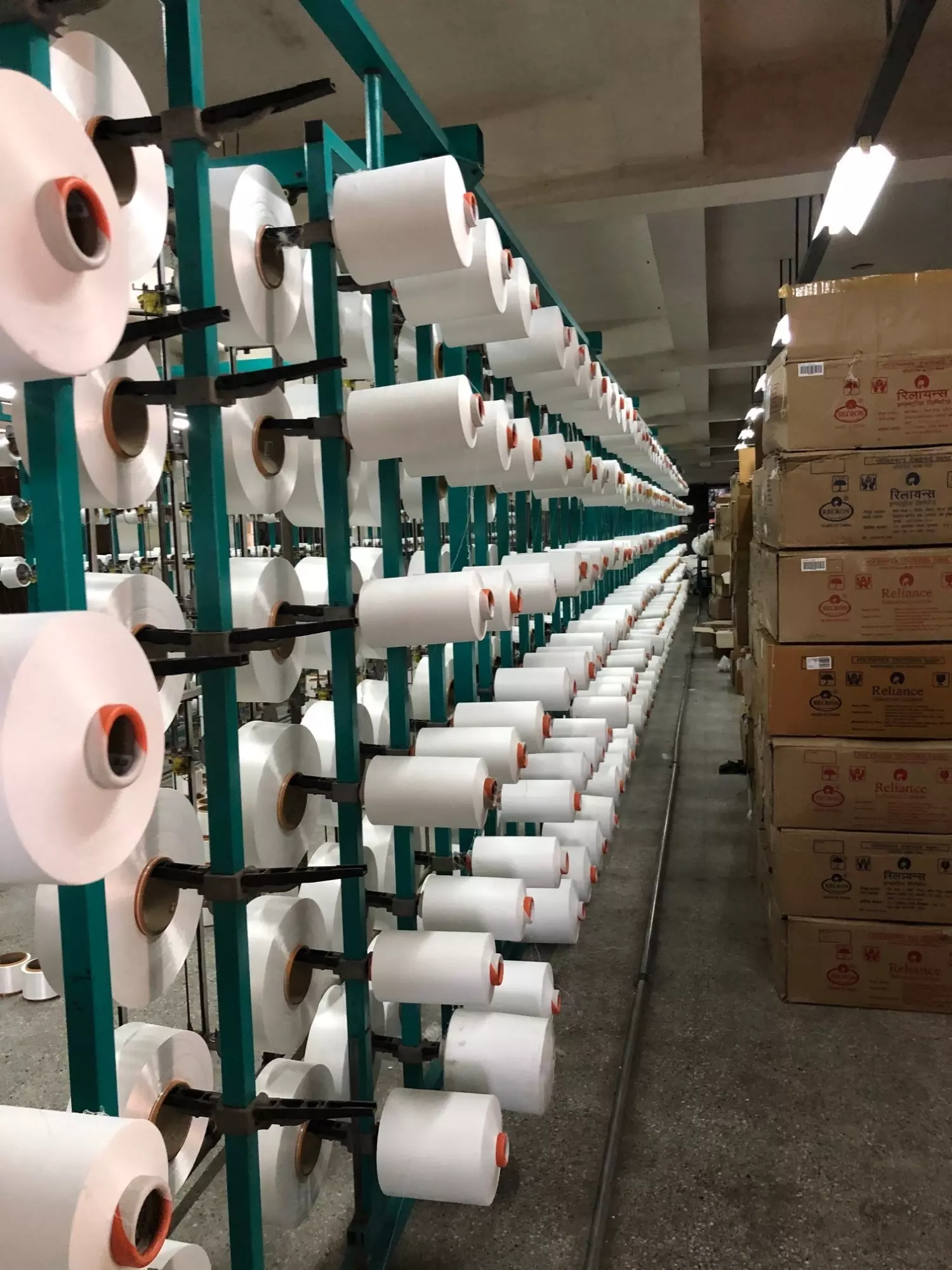Rijen garenklossen in onze eigen fabriek in Delhi