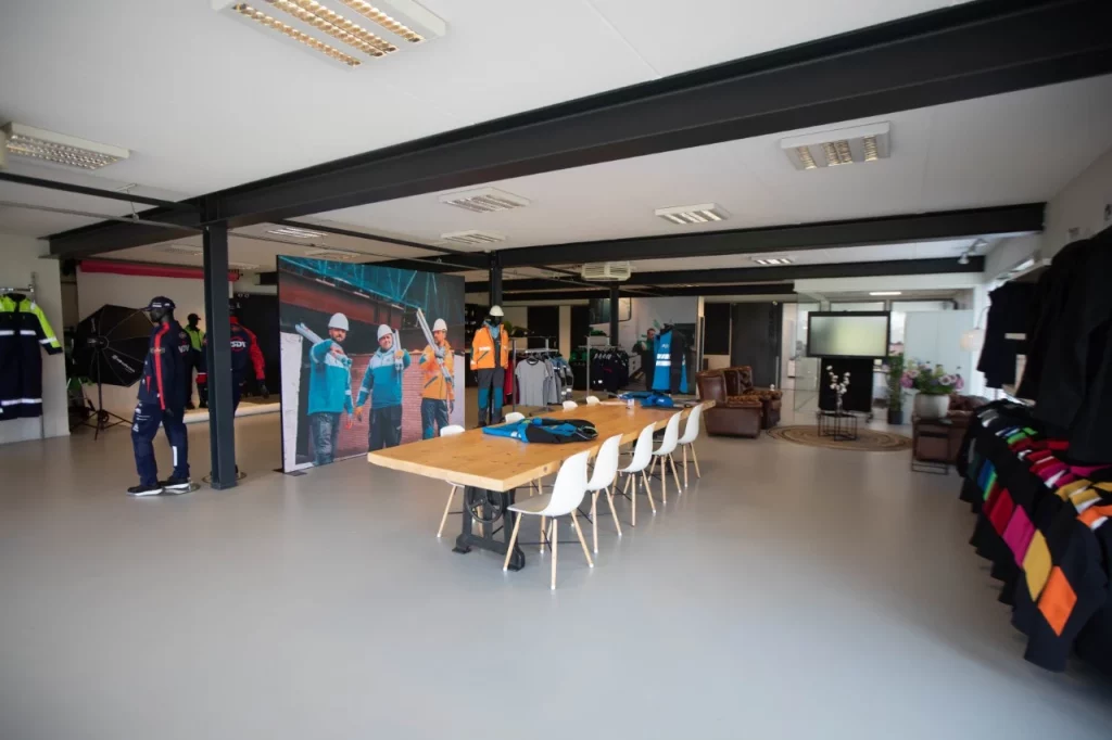 Showroom van Tailor & Stitch in Sneek met tafel en collecties