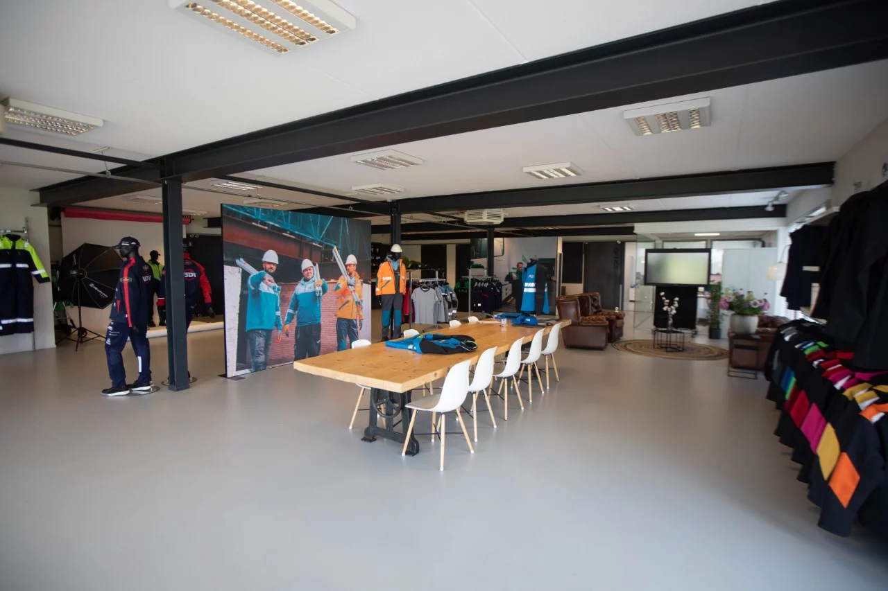 Showroom van Tailor & Stitch in Sneek met tafel en collecties