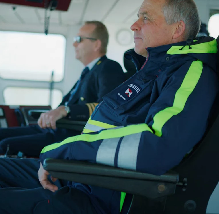 Wagenborg-medewerkers in werkkleding op de brug